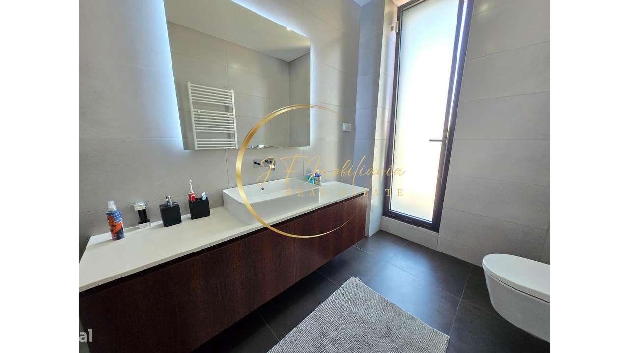 Moradia T4 de Luxo com Jardim-39