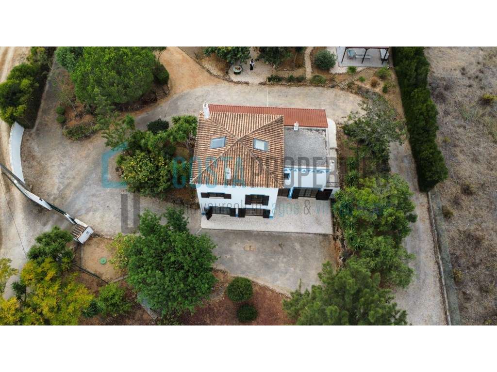 Moradia T2+1 com amplo terreno e jardim maduro conforto, privacidad... - Grande imagem: 4/60