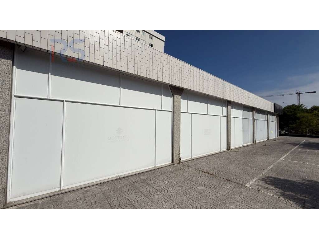 Loja de 4 frentes Porto Egas Moniz-8