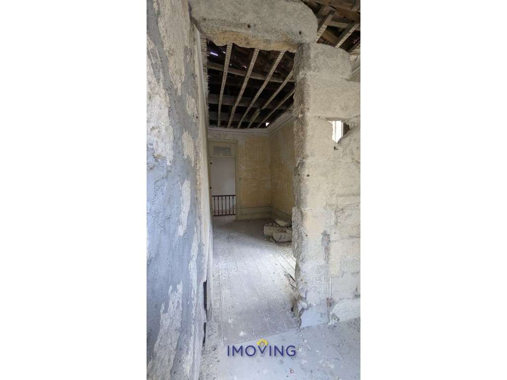 Moradia para remodelar - 3 pisos - jardim- centro do Porto-7