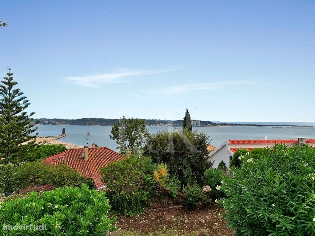 Moradia T5 com jardim, vista de rio e mar na Cruz Quebrada