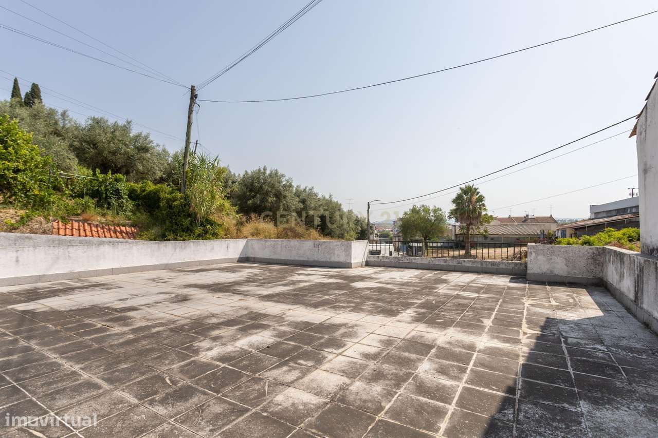Moradia T2 com Terreno 7600m2 em Tomar-24