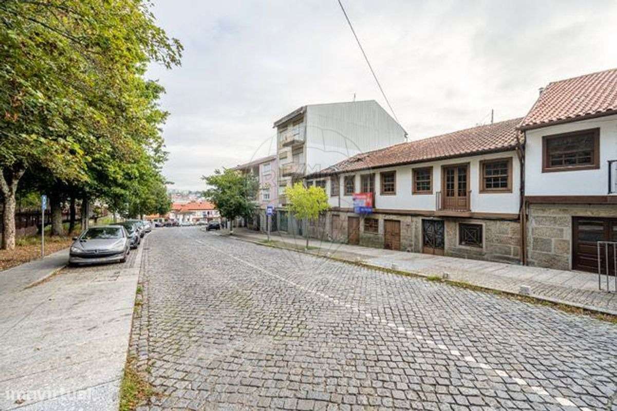 Prédio na zona histórica de Guimarães - Grande imagem: 2/14