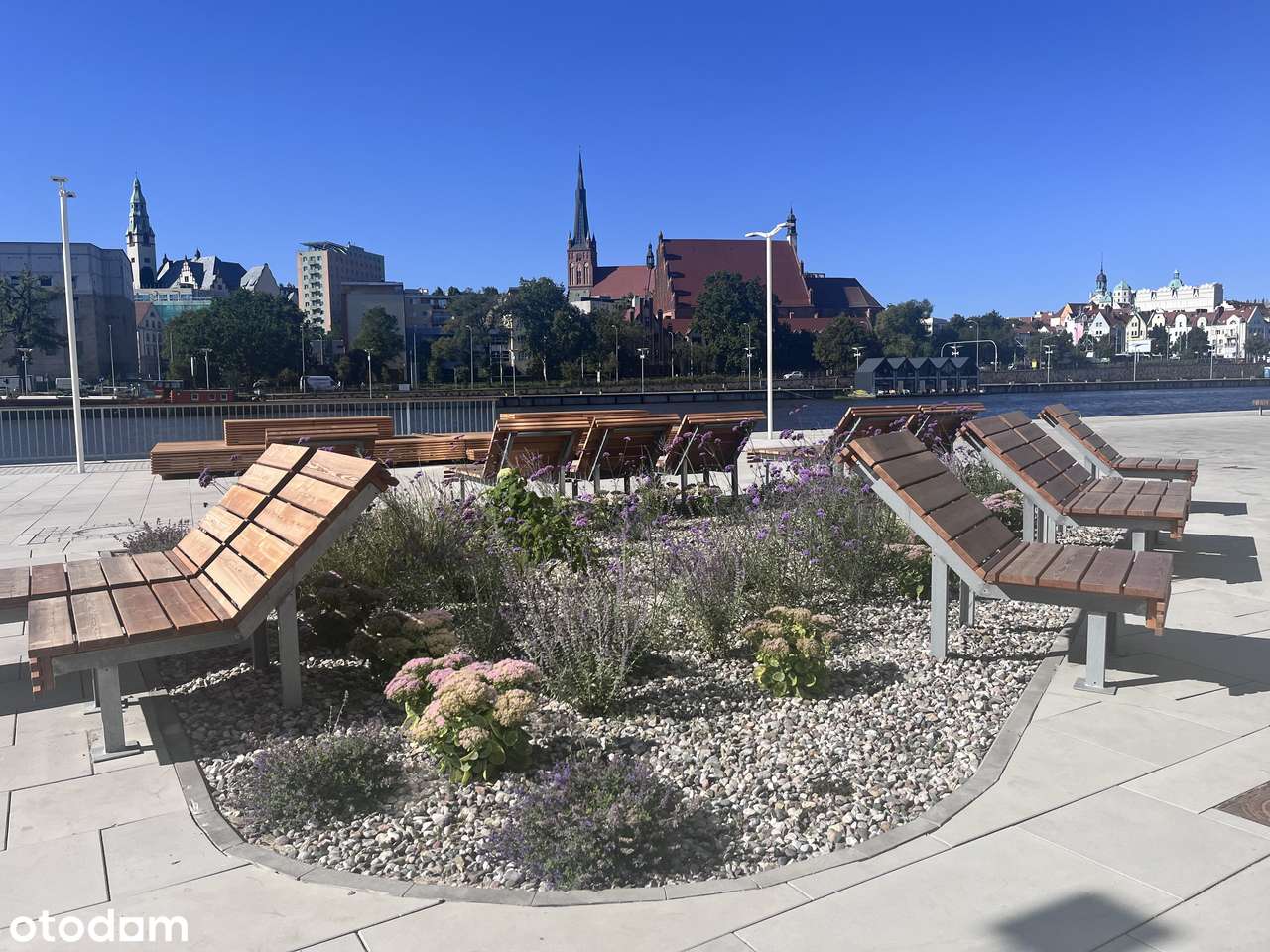 Kawalerka z widokiem na zielone patio-8