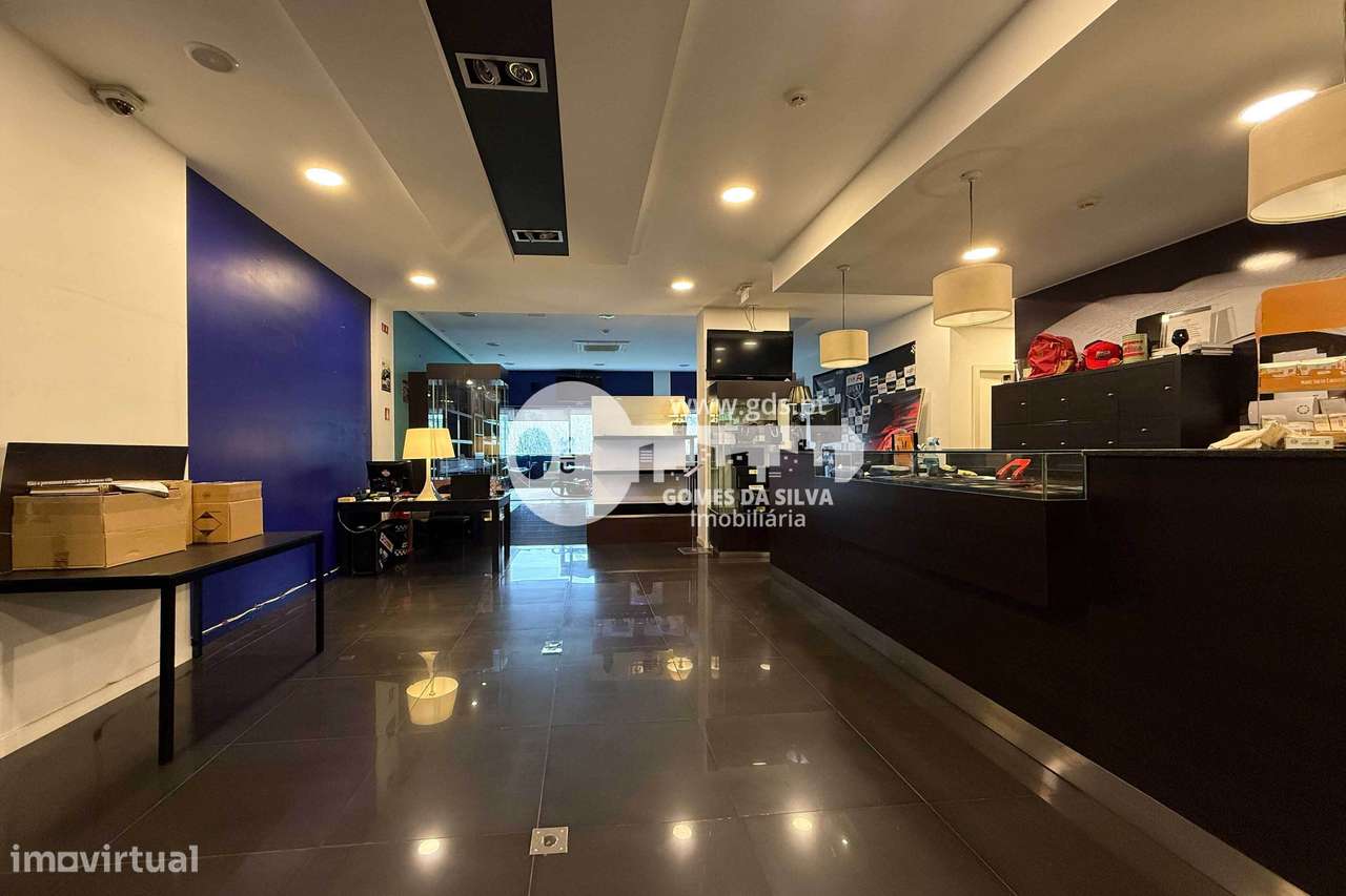 Loja sita na Avenida da Boavista em Lordelo do Ouro - Grande imagem: 3/15