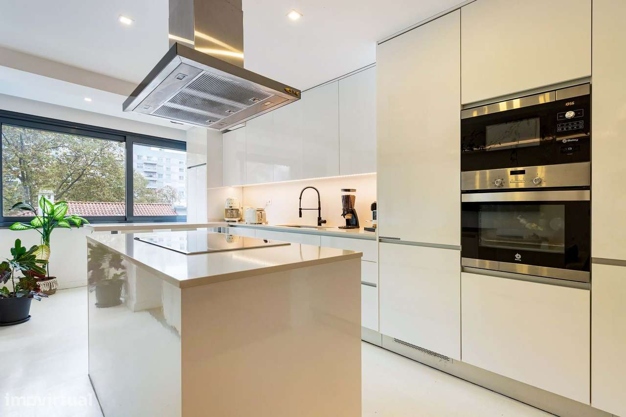 Moradia T4/5 com Piscina no Bairro de Santa Cruz – Benfica, Lisboa-9