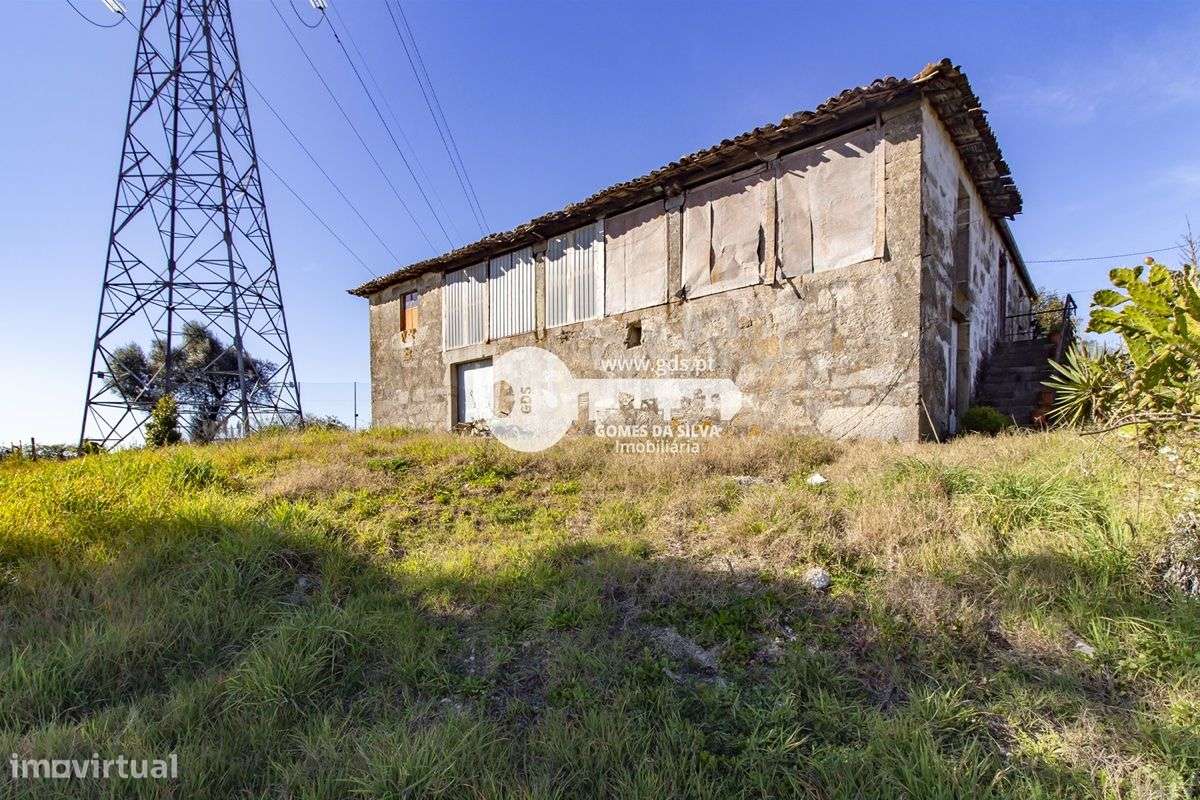 Duas moradias para restauro em Lago-9