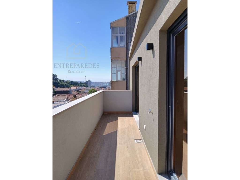 Apartamento T2 com varanda para comprar no centro do Porto - Grande imagem: 4/25