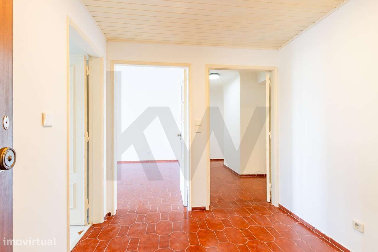 Apartamento T2 com Garagem Box e Vista Mar | Buzano – Parede-8