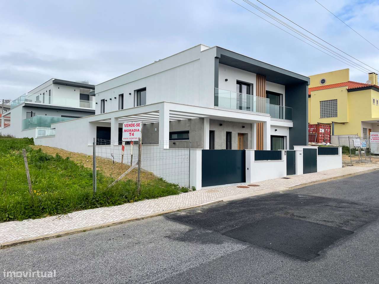 Moradia T4 com Piscina - Santa Iria de Azoia (Bairro da Salvação)-0