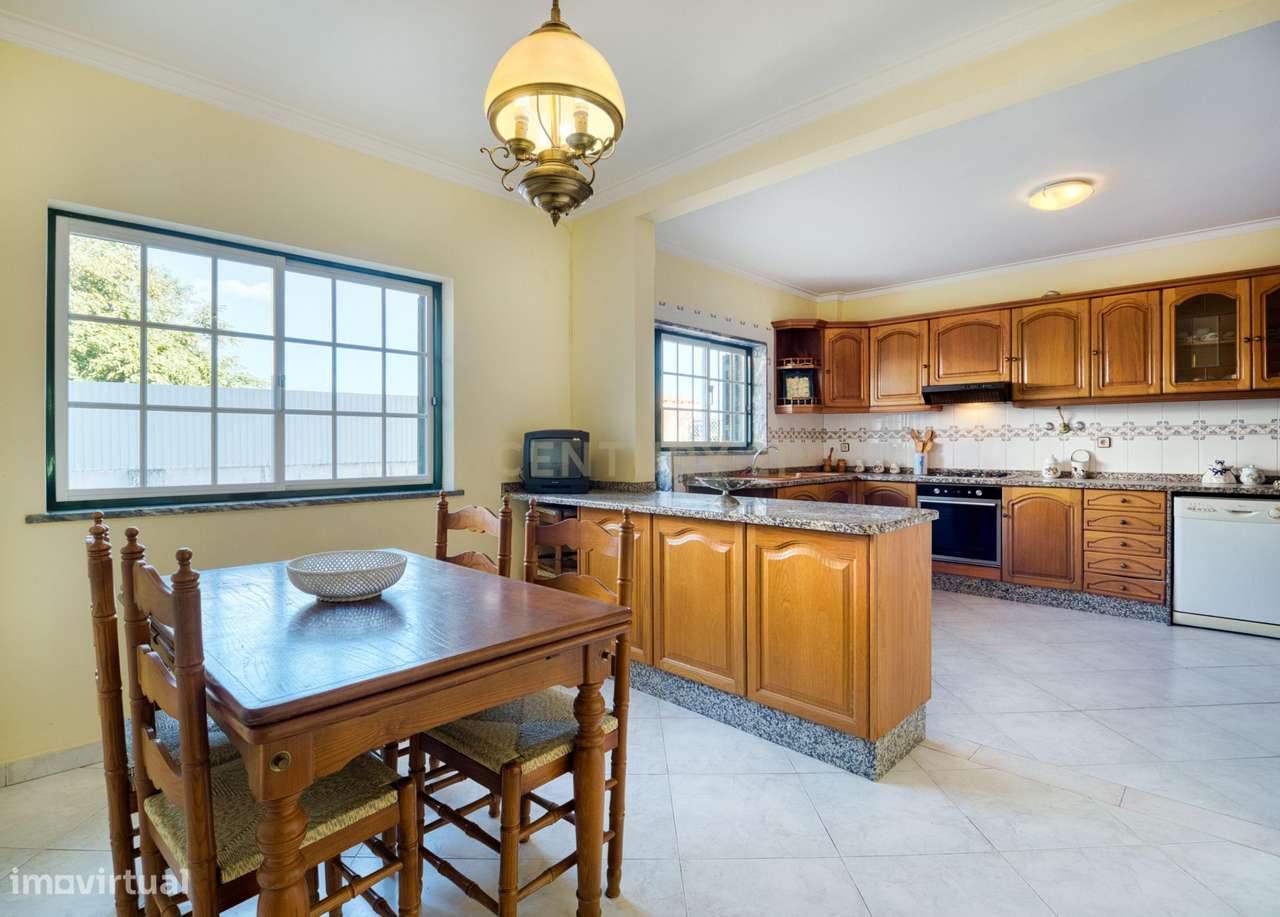 A Melhor Combinação entre Espaço e Localização — Moradia T5 Charneca d - Grande imagem: 5/26