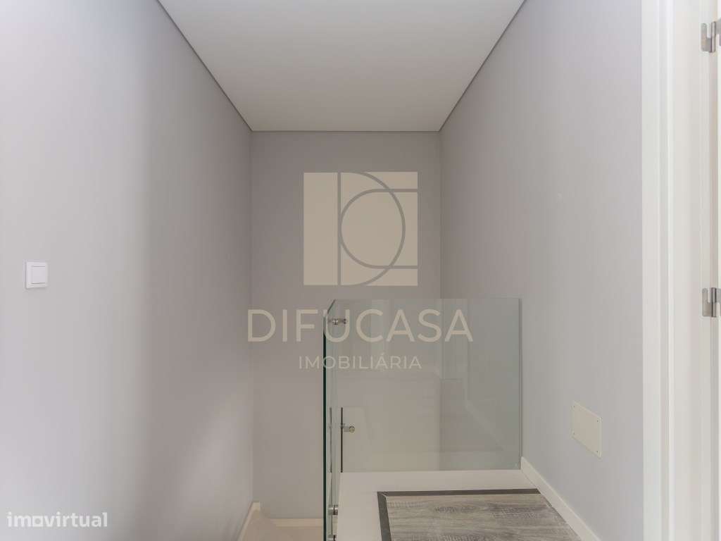 Moradia Com Garagem e Piscina Pronta a Habitar-21