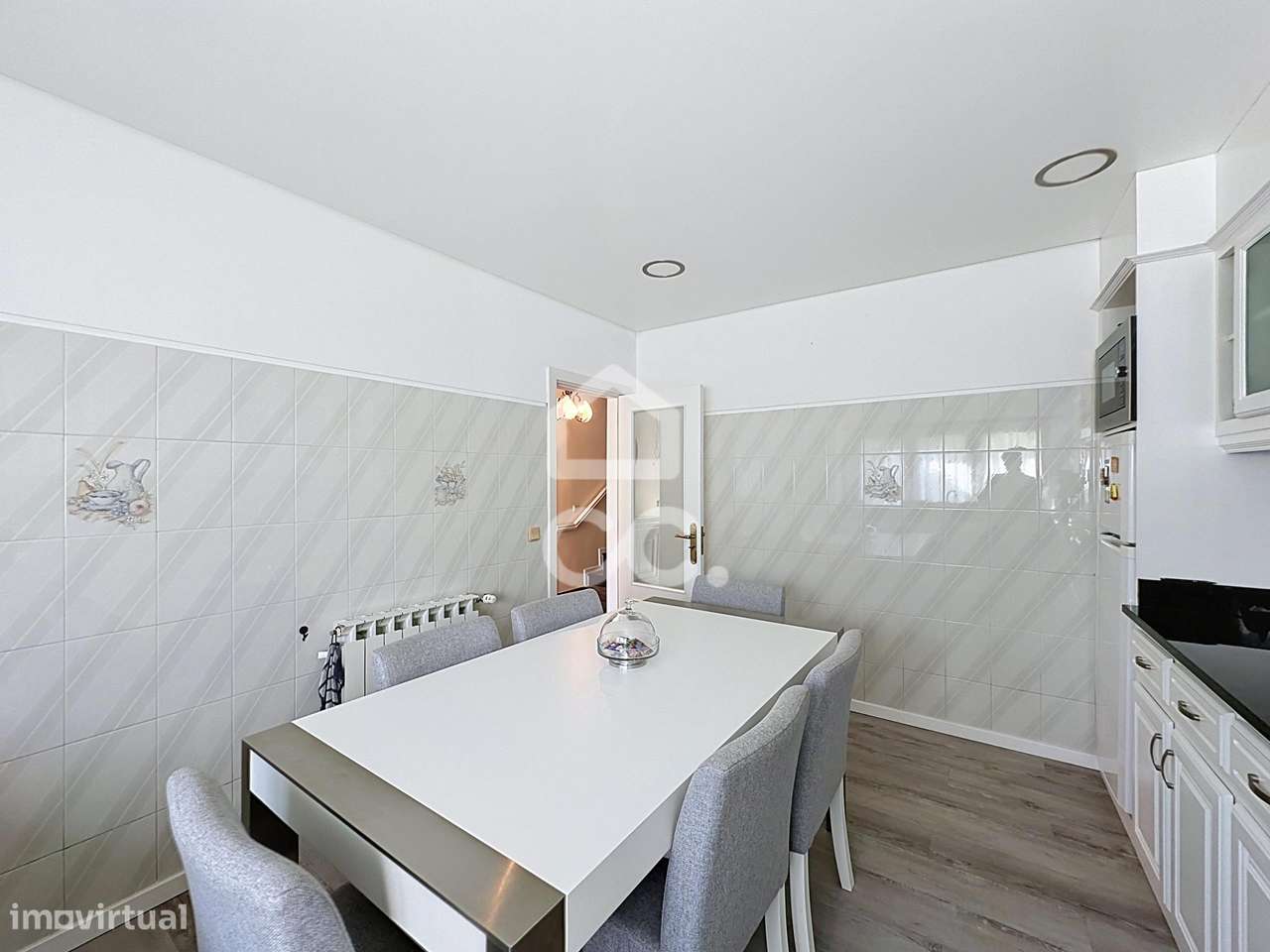 Moradia T4, um dos quartos do rés do chão, com garagem e anexos-9
