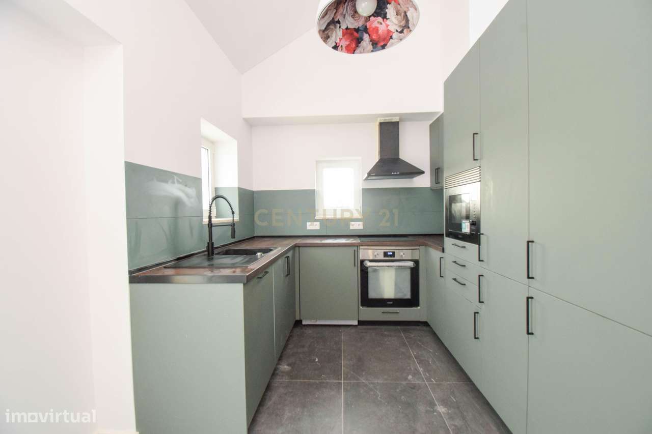 MORADIA T2 com Jardim * Bairro tranquilo em Cova da Piedade Almada-10