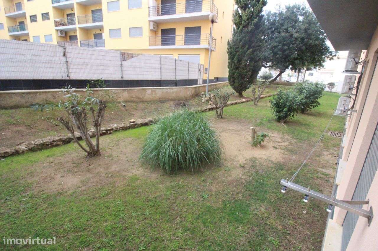 Armação de Pêra, T2 Semi-Novo com Piscina, Garagem e 2 wc´s-16