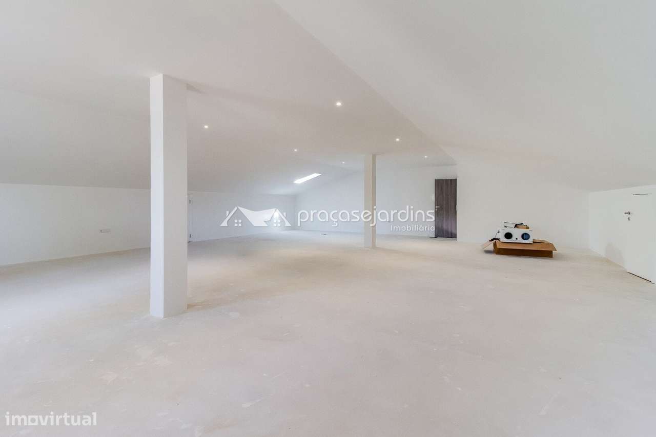 Moradia T3 com jardim, varanda e garagem-27