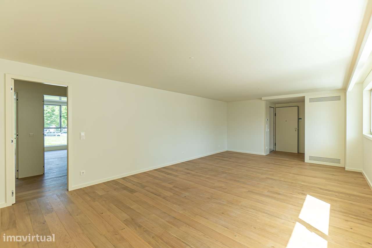 T3 Novo em Condomínio com Jardim, 3 Garagens, Permuta Possível-8