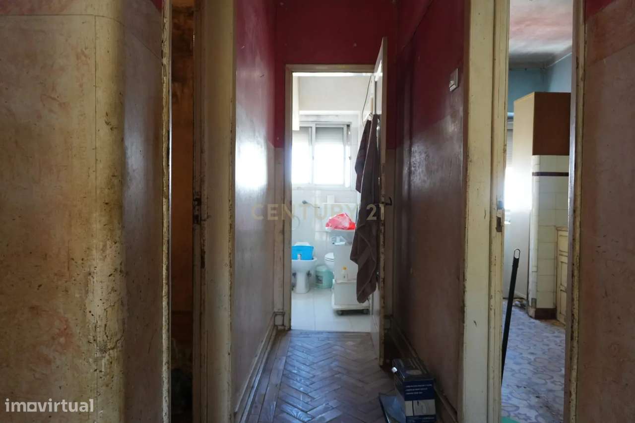 Apartamento T2 para Recuperação em Almada, Cova da Piedade-8