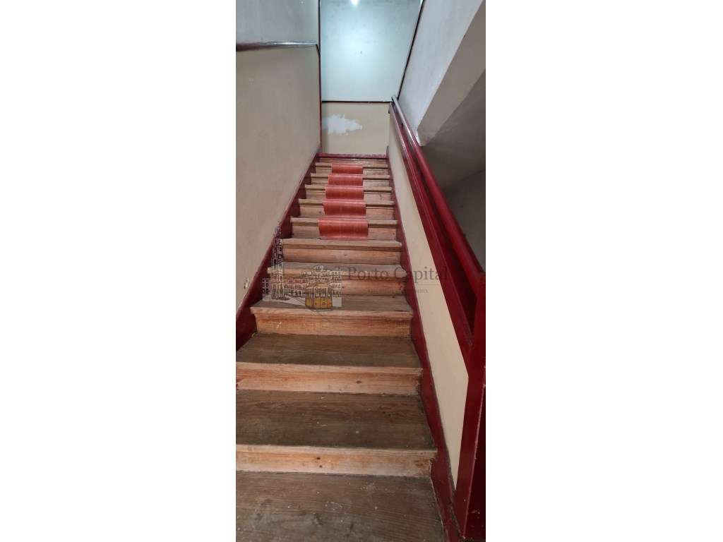 Excelente prédio para venda em paranhos com tipologia t6 com uma ar... - Grande imagem: 2/20