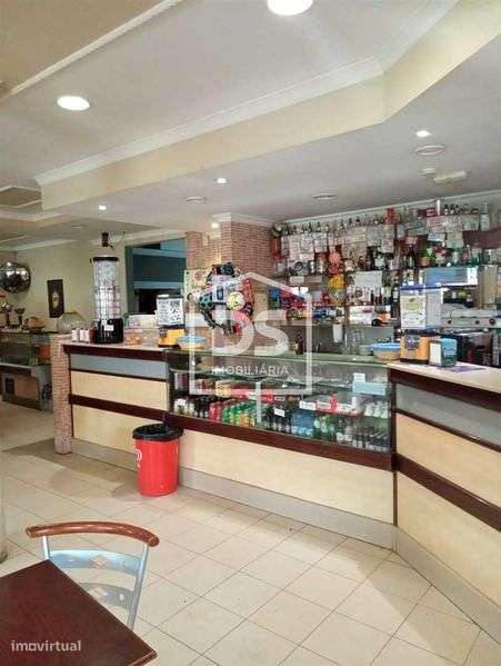 Moradia T3 com espaço comercial para café e restaurante - Grande imagem: 3/12