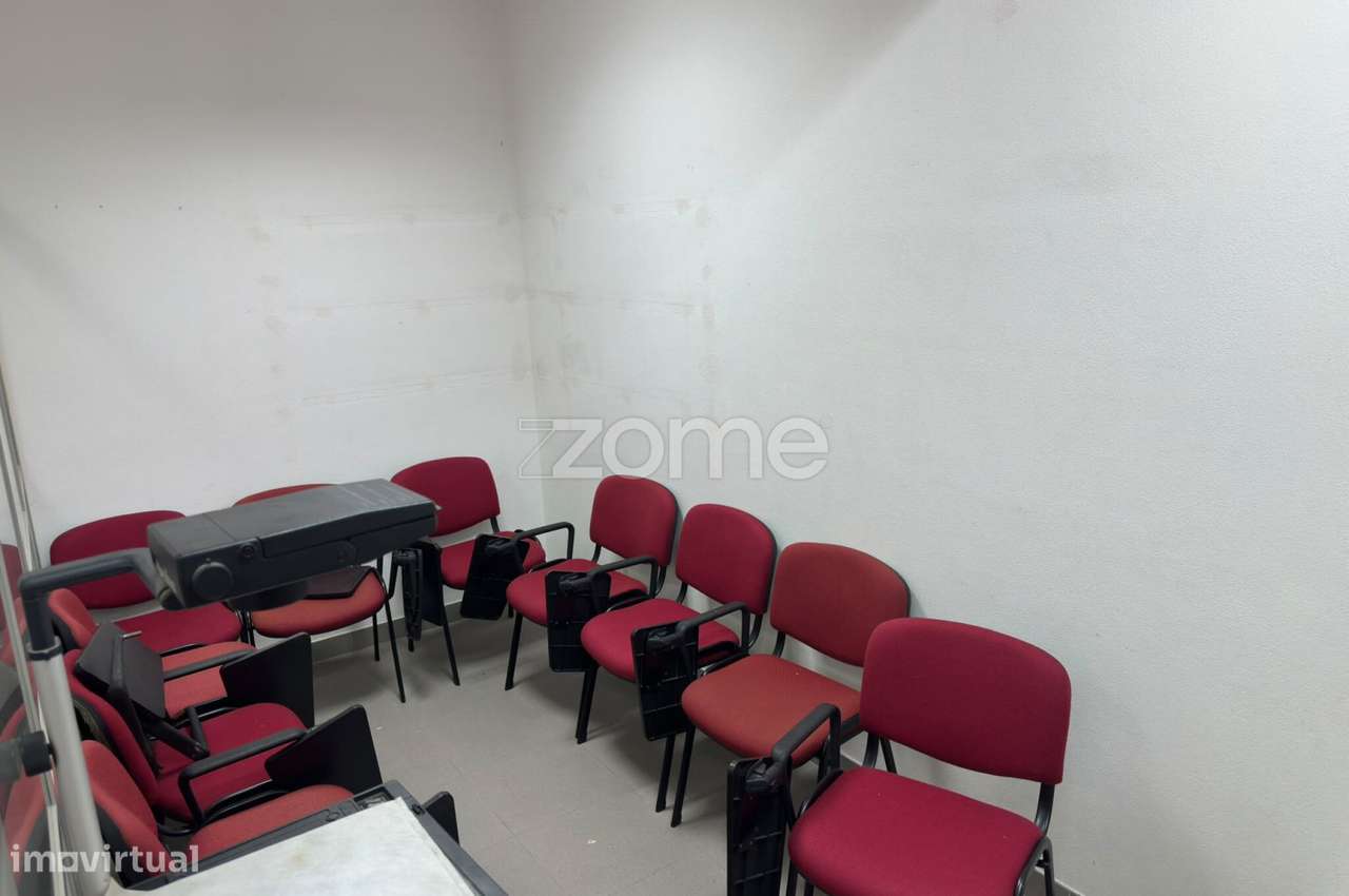 Loja de 108 m² com Potencial de Conversão em T3 – Santana, Sesimbra...-7
