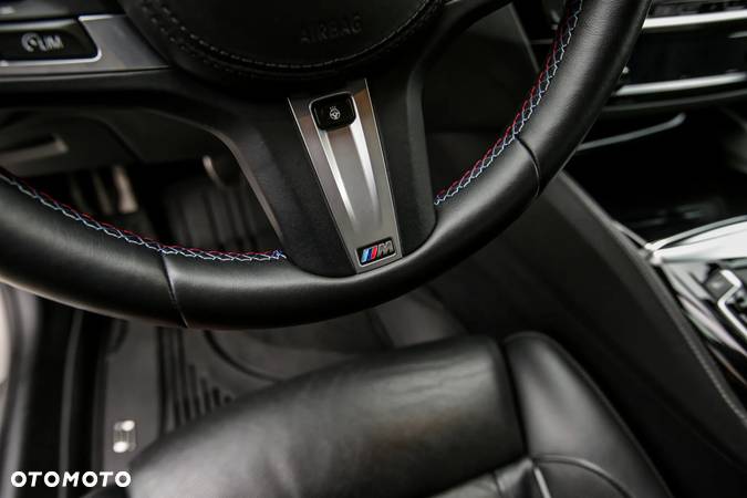 BMW Seria 5 M550i xDrive sport - 24