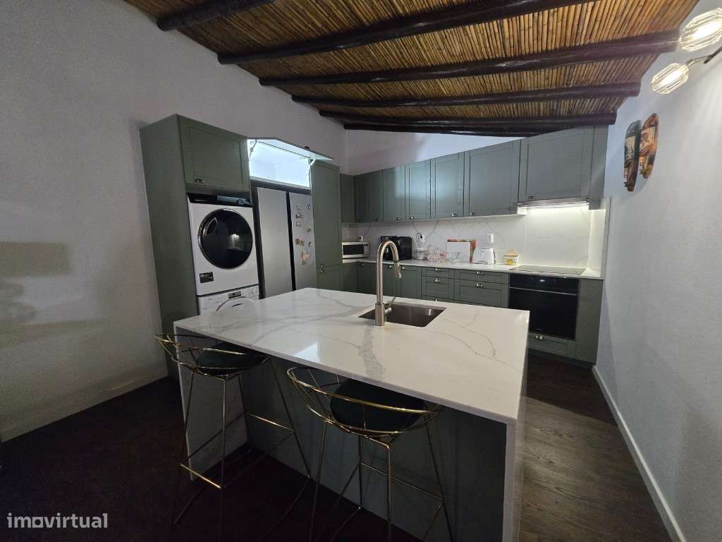 Moradia T5 Moderna com Piscina Aquecida e Garagem para 4 Carros-24