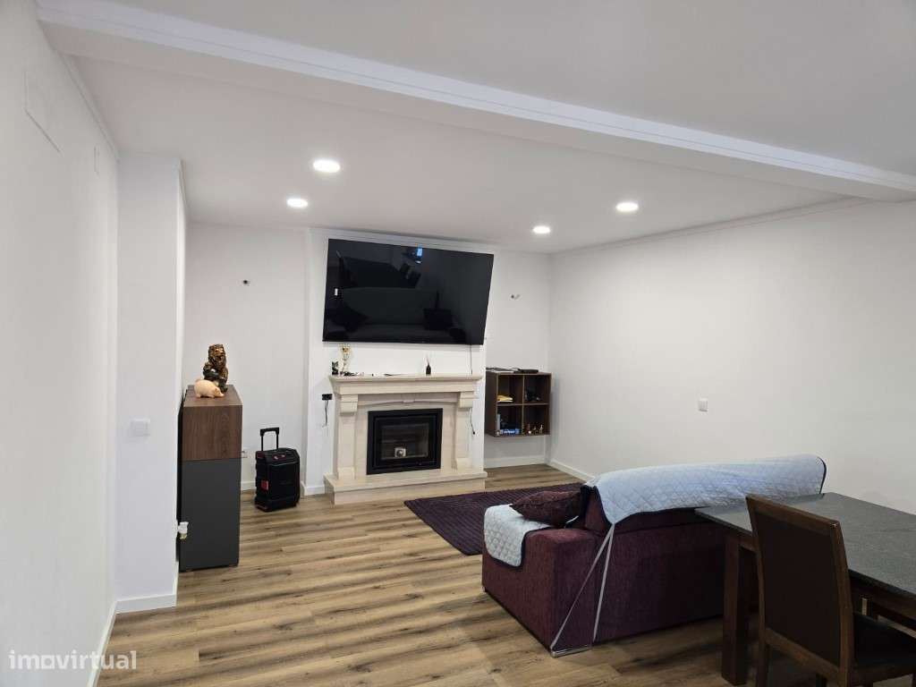 Simpática Moradia Térrea T2 com Piscina - Totalmente Remodelada-5