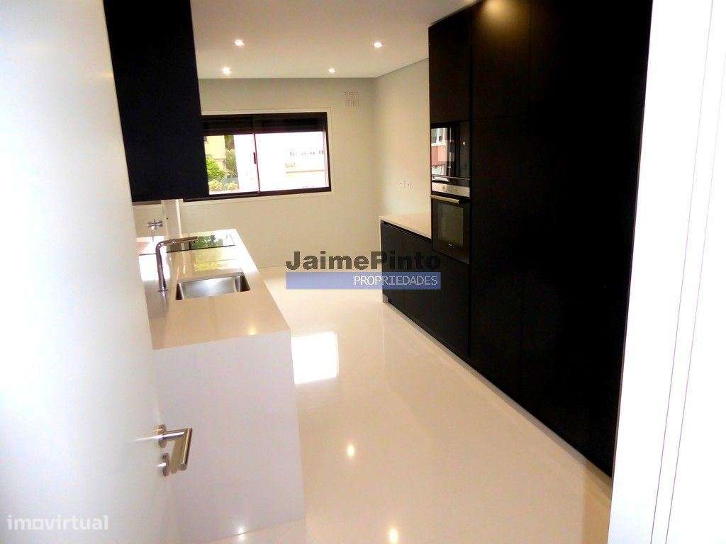 Apartamento de excelência T3 com varanda. Portugal, Nevogilde, Porto.-0