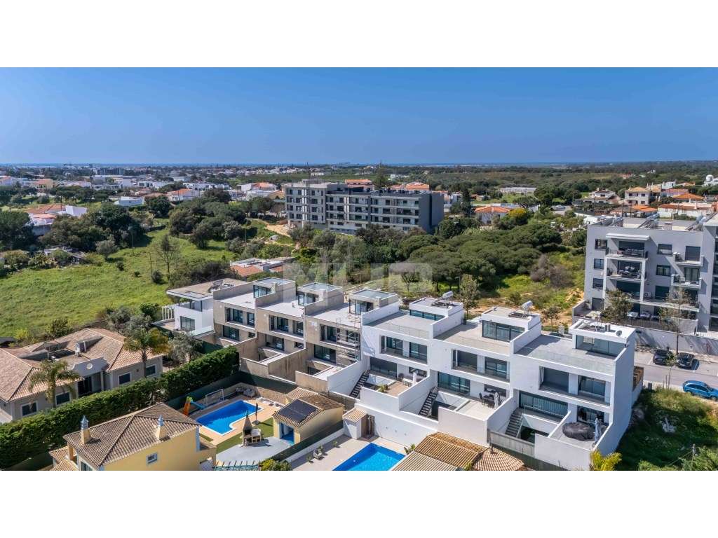 Moradias V3+1 com piscina | Gambelas - Design contemporâneo-1