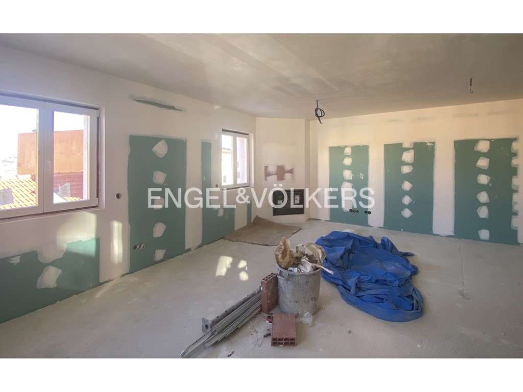 Prédio parcialmente remodelado em Alcântara - Grande imagem: 2/36