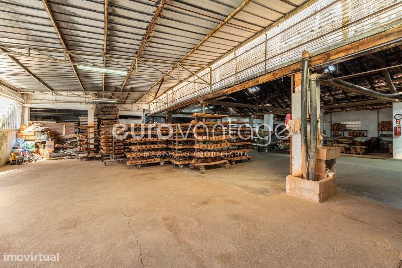 Pavilhão Industrial c/ 1.980 m² sito no Juncal-17