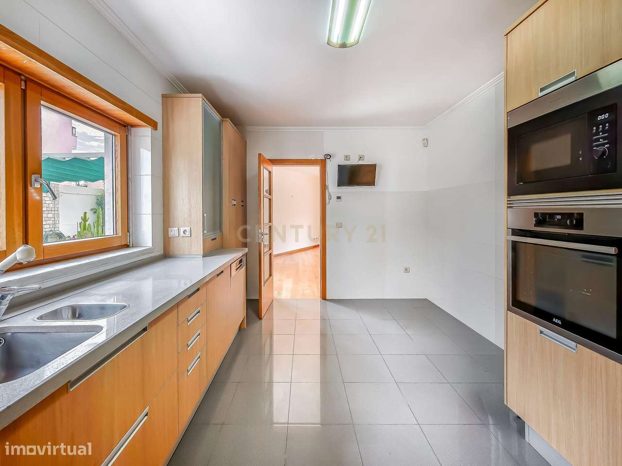 Moradia T5+1 com Piscina Privada a 8 Minutos a Pé do King's College |-9