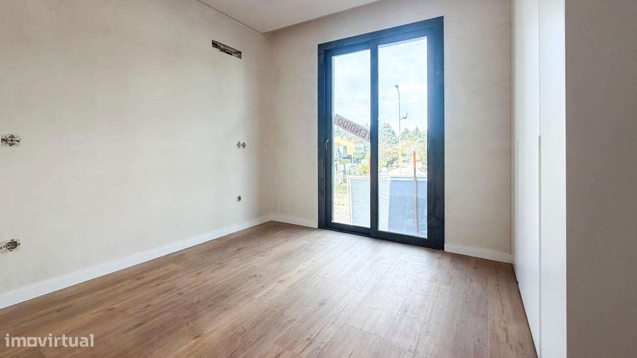 MORADIA NOVA - Com PISCINA  e  JARDIM .-17