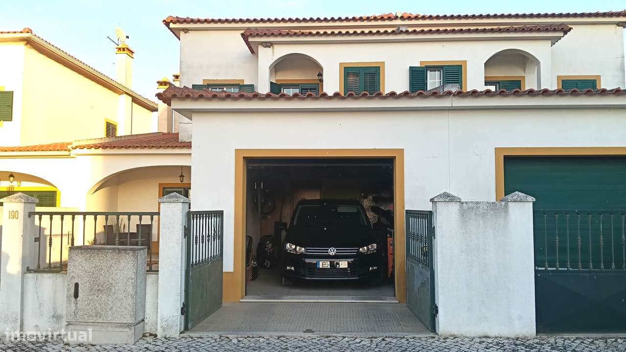 Moradia T3 em banda | 2 pisos e quintal, estimada | área  de 214m2-42