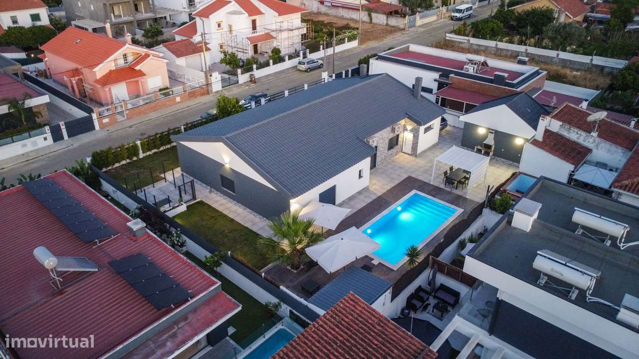 Fantástica moradia isolada T4 em Fernão Ferro-33