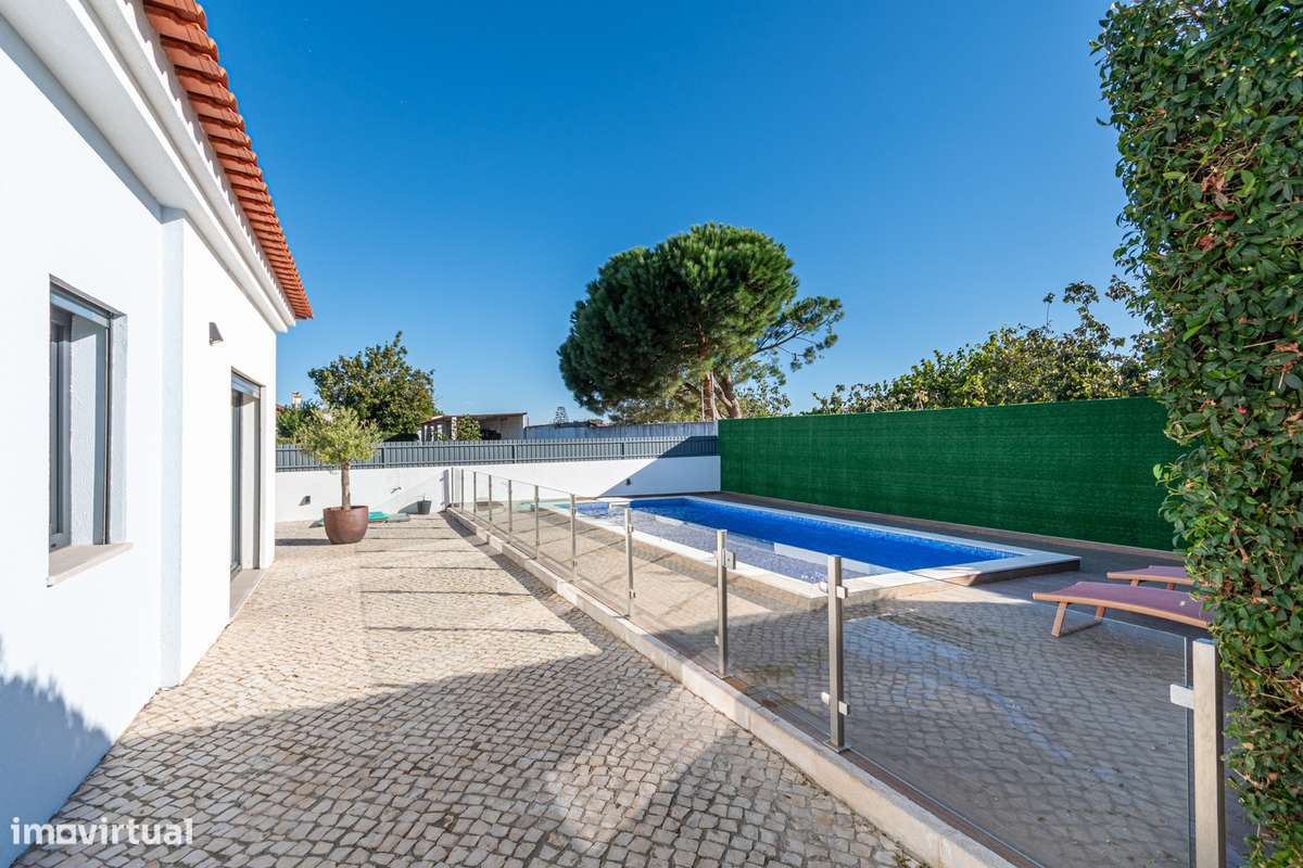 Excelente Moradia térrea Semi nova com piscina na Moita-5