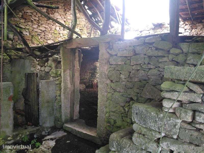 Quintinha com casas antigas em pedra para reconstrução - Grande imagem: 5/8