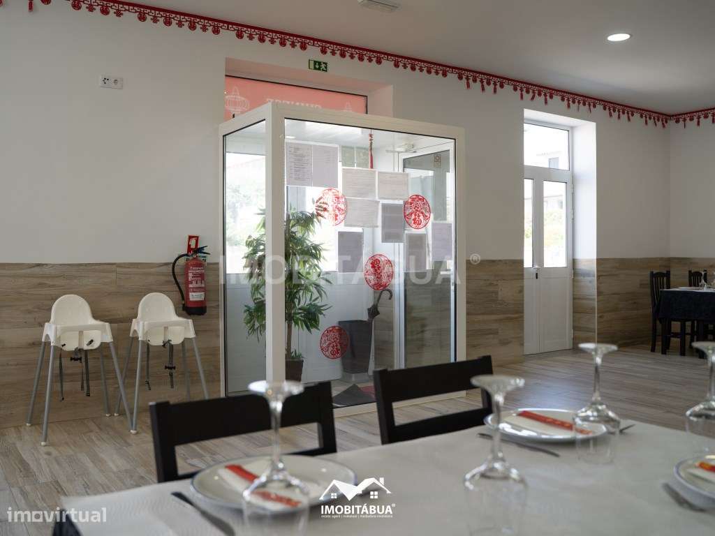 Espaço comercial com habitação T5 no centro da vila-48