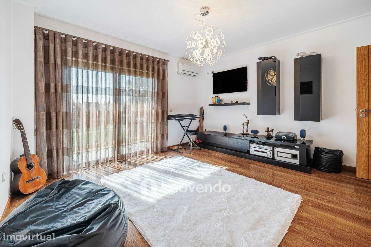 Apartamento T4 Duplex, com estacionamento e arrecadação, no Barreiro-38
