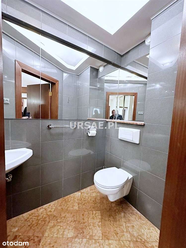 Przy Metrze Rondo Daszyńskiego i biurowcu Sire-12