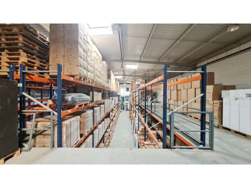 Amplo Armazém com escritórios na Nacional 10, Alverca do Ribatejo-19