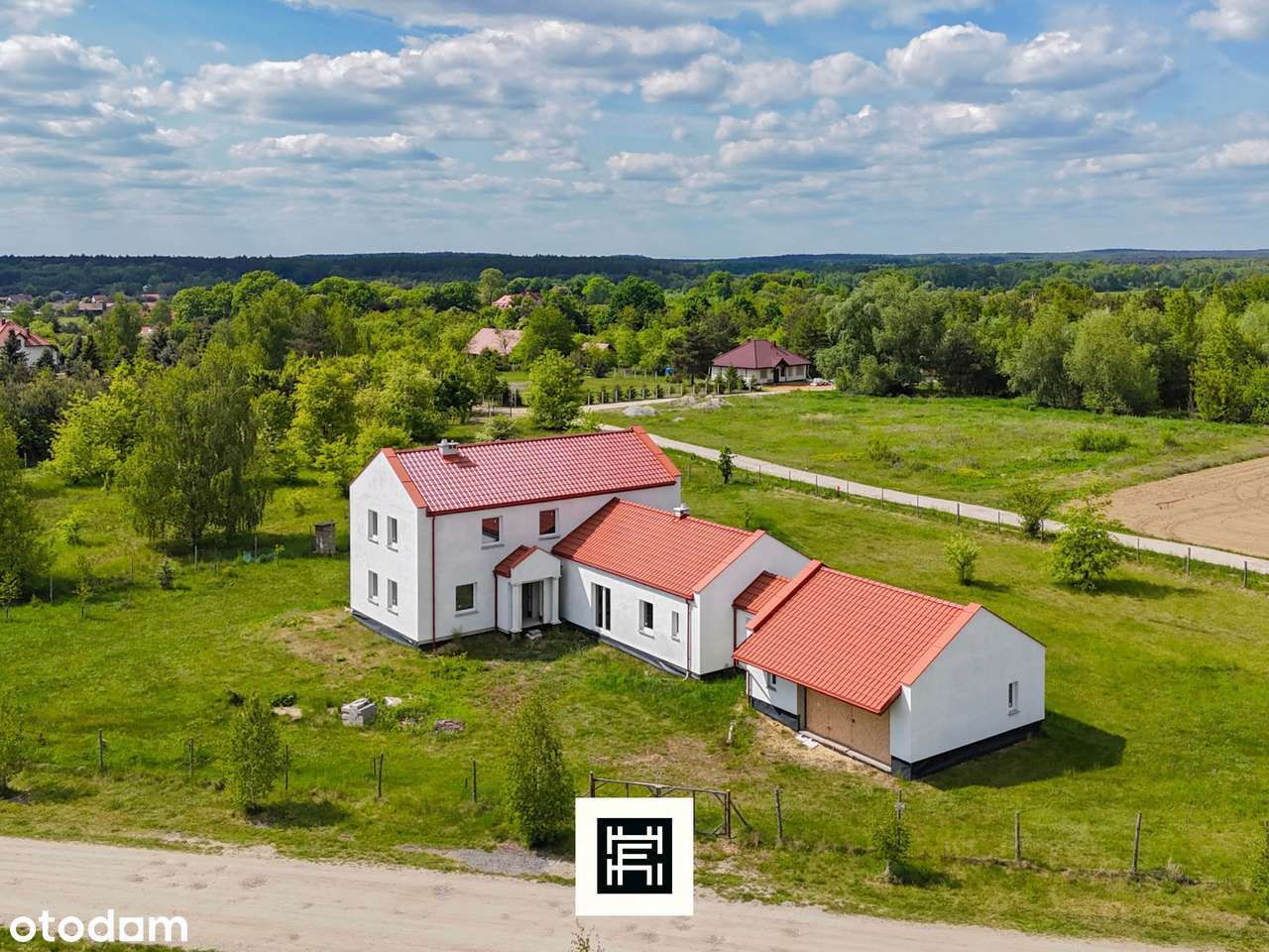 Posiadłość na przedmieściach z potencjałem - Czy to będzie Twój Dom?-17