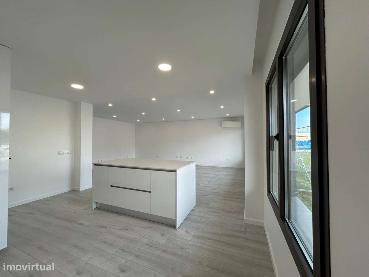 Apartamento T3 Novo com Varanda e Ar Condicionado-1