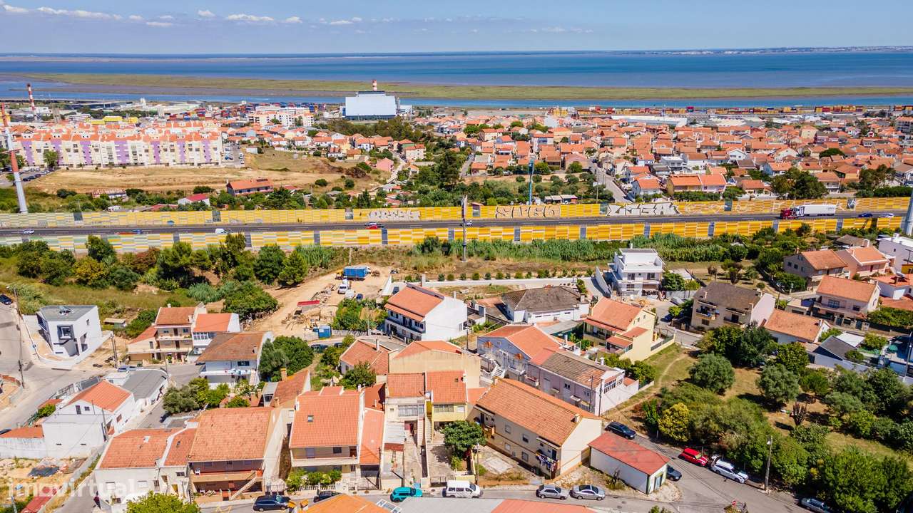 Moradia Bi-familiar T2+T2 no Bairro das Cachoeiras, São João da Talha. - Grande imagem: 5/10