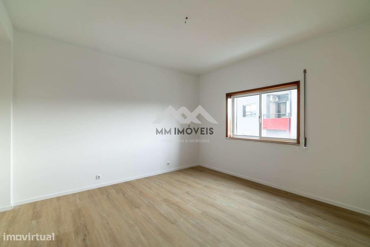 Apartamento T2 | Baguim do Monte | Renovado | Varanda | Metro | Lugar - Grande imagem: 4/30