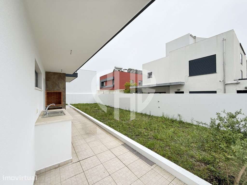 Exclusiva Moradia T5 de Arquitetura Contemporânea em Almada - Feijó-54
