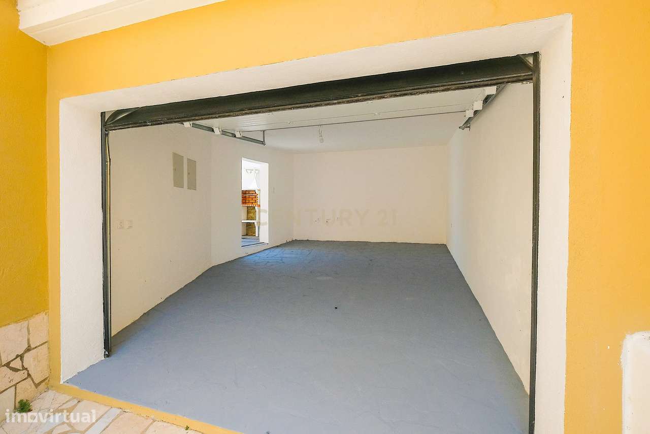 Moradia T4 Renovada no Estoril | Conforto, Espaço e Excelente Localiza-44