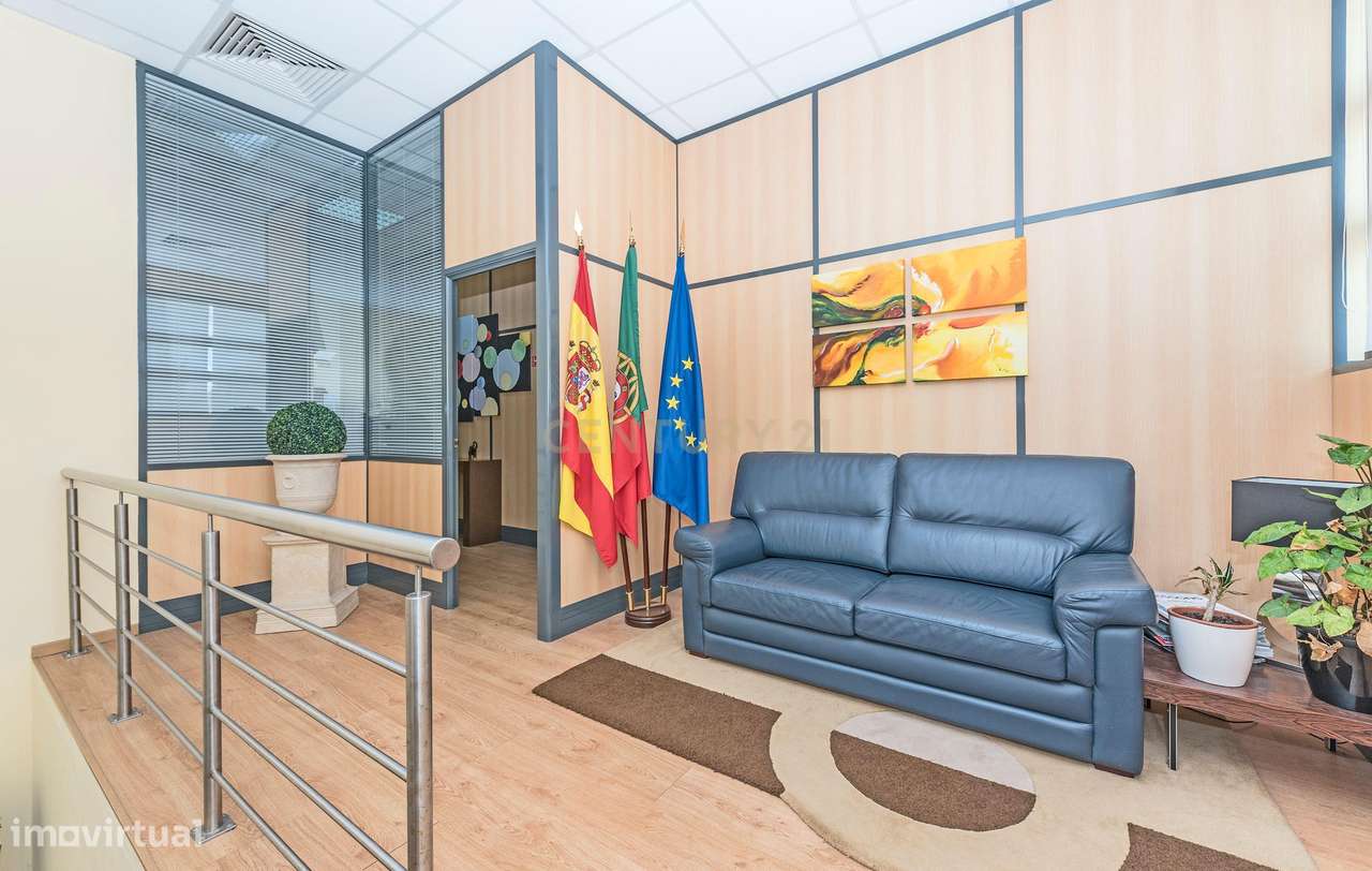 Armazém com Escritórios para Venda – 776 m² | Parque Empresarial em Si-5