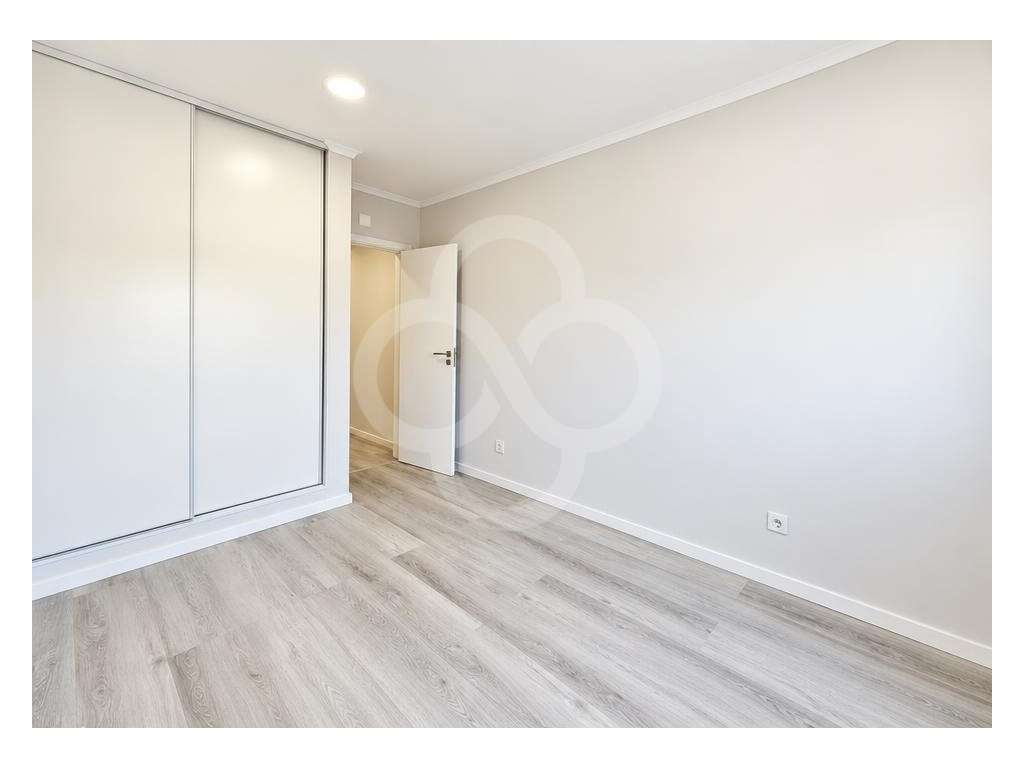 Totalmente remodelado, apartamento T4 com varanda no centro da Amor...-6